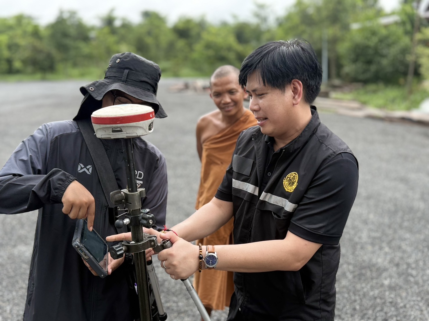 title - วันที่ 7 กรกฎาคม 2569 นายวิทูล ประดิษฐบุญ ปฏิรูปที่ดินจังหวัดปราจีนบุรี พร้อมด้วย เจ้าหน้าที่ ส.ป.ก.ปราจีนบุรี ลงพื้นที่ตรวจสอบ การขออนุญาตใช้วัดพุทธสถานทรัพยากรสวนป่านาดี